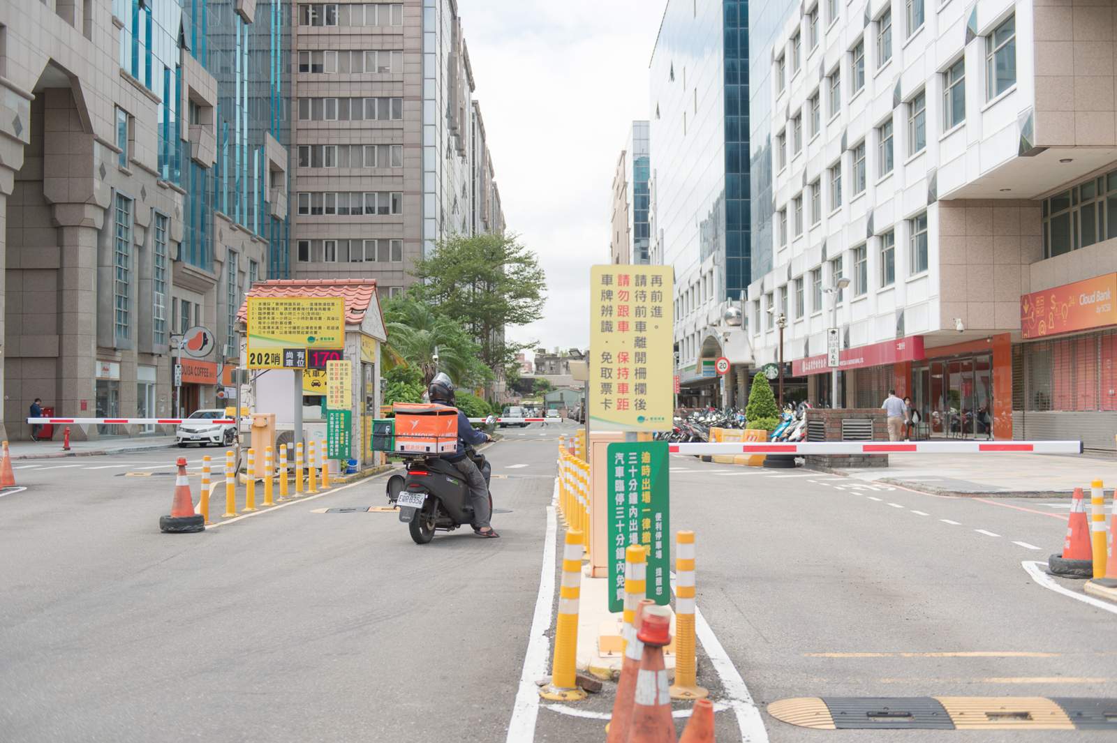 新北三重湯城店 園區道路與管制哨