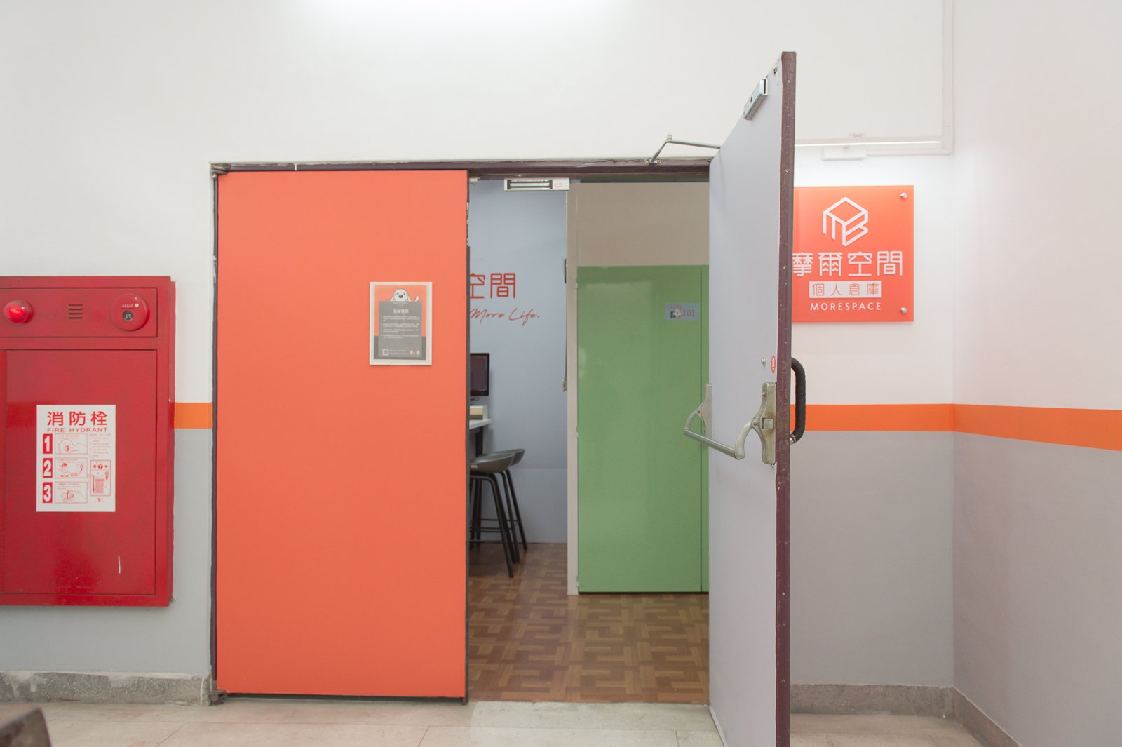 台北內湖湖興店 門市入口與辦公區