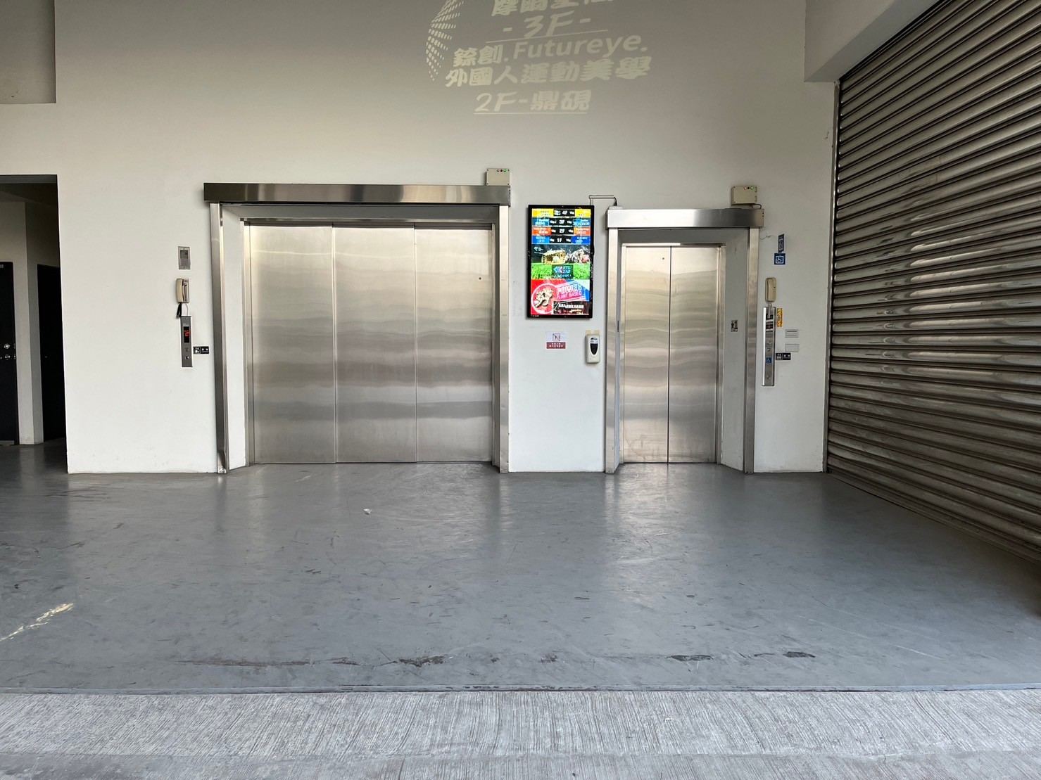 台南永康亞太店 電梯間與鐵捲門