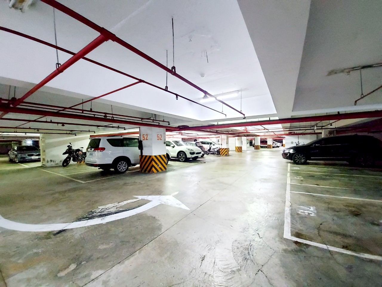 台北松山店 地下停車場內部