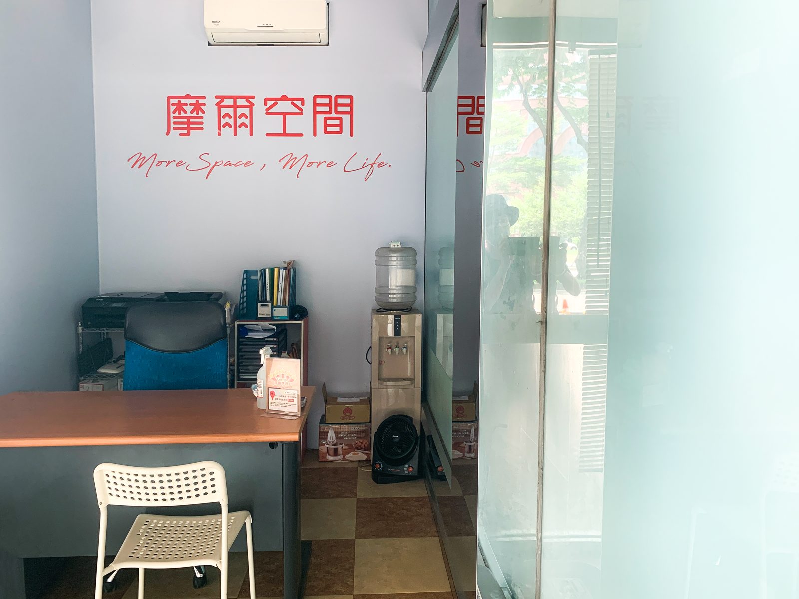 台中忠明店 辦公桌椅與飲水機