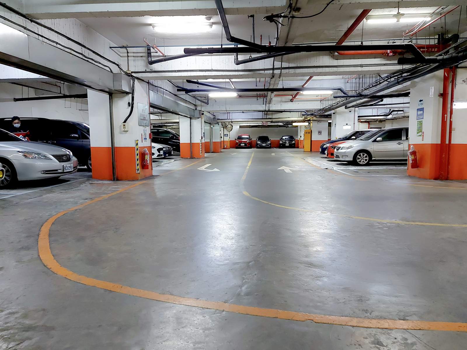 桃園站前店 地下室停車場車道