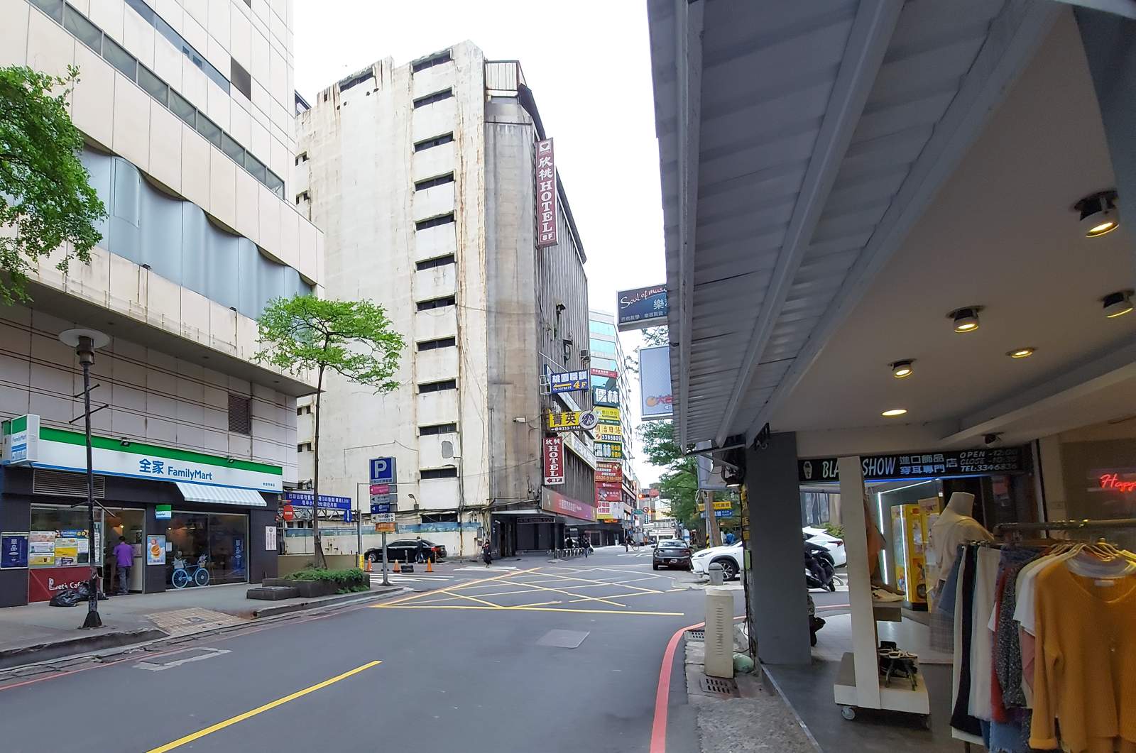 桃園站前店 街景與全家便利商店