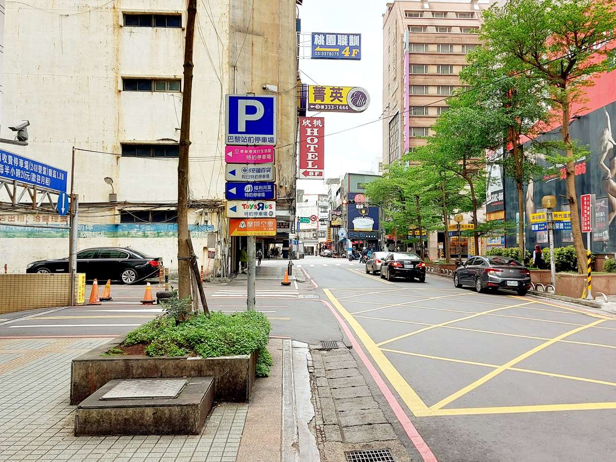 桃園站前店 街景與大樓招牌林立